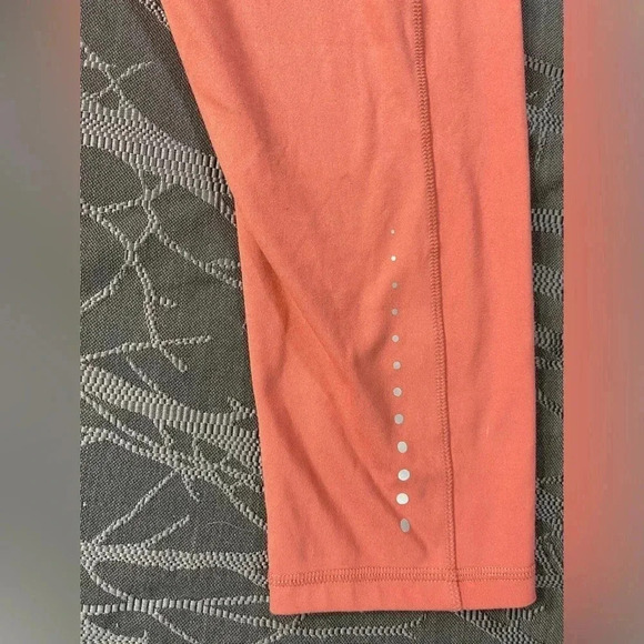 Danskin- Women's Reflective Capri Legging- High-Rise- Wide Waistband. - Picture 5 of 9